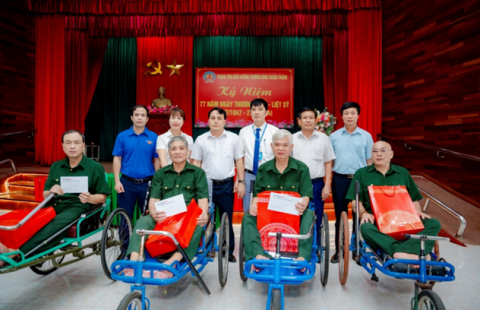 Ông Nguyễn Xuân Diện – Bí thư Đảng ủy Công ty cùng đoàn công tác PPC trao quà cho đại diện lãnh đạo và thương binh tại Trung tâm điều dưỡng thương binh Thuận Thành, Bắc Ninh