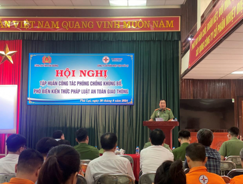 Đồng chí Thượng tá Vũ Đức Khoa - Trưởng phòng An ninh Nội địa, Công an tỉnh Hải Dương phát biểu chỉ đạo khai mạc hội nghị