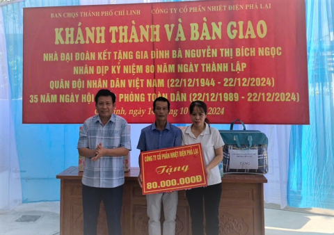 Ông Lê Văn Chính - Phó Bí thư thường trực, Chủ tịch CĐ Công ty trao hỗ trợ kinh phí xây nhà Đại đoàn kết cho đại diện gia đình bà Nguyễn Thi Bích Ngọc
