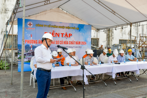 Ông Đặng Kiên Quyết, Phó Tổng Giám đốc - Trưởng ban chỉ huy ứng phó sự cố hóa chất Công ty phát biểu chỉ đạo