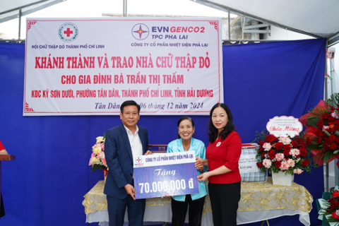 Ông Lê Văn Chính - Phó Bí thư thường trực Đảng ủy, Chủ tịch Công đoàn PPC và bà Phạm Thị Thu Hường - Chủ tịch Hội Chữ thập đỏ thành phố Chí Linh trao hỗ trợ kinh phí cho bà Trần Thị Thấm