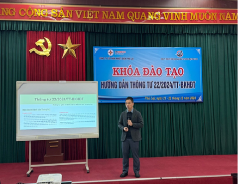 Giảng viên ông Nghiêm Ngọc Dũng – Phó Giám đốc Trung tâm Hỗ trợ đấu thầu trực tiếp giảng dạy