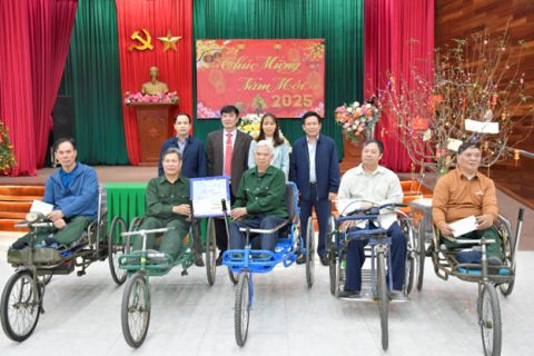 Đại diện lãnh đạo Công ty CP Nhiệt điện Phả Lại tặng quà cho các thương binh, bệnh binh Trung tâm thương binh Thuận Thành, Bắc Ninh