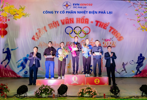Ông Mai Quốc Long - Chủ tịch HĐQT Công ty (ngoài cùng bên phải) và ông Nguyễn Hoàng Hải - TGĐ Công ty (ngoài cùng bên trái) trao giải thưởng cho các vận động viên