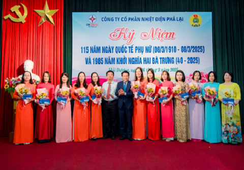 Đại diện lãnh đạo Công đoàn TCT Phát điện 2 và Công đoàn Công ty trao khen thưởng cho các tập thể, cá nhân tiêu biểu trong phong trào thi đua “Giỏi việc nước, đảm việc nhà” năm 2024