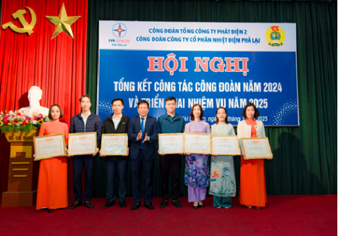 Đồng chí Lê Văn Chính - Chủ tịch Công đoàn Công ty (người thứ tư bên trái) trao khen thưởng cho các tập thể, cá nhân tiêu biểu trong hoạt động công đoàn năm 2024