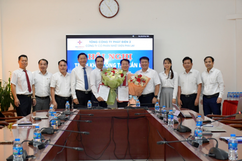 Đại diện lãnh đạo Đảng ủy, HĐQT, Ban TGĐ và các tổ chức đoàn thể Công ty chúc mừng các cán bộ được bổ nhiệm