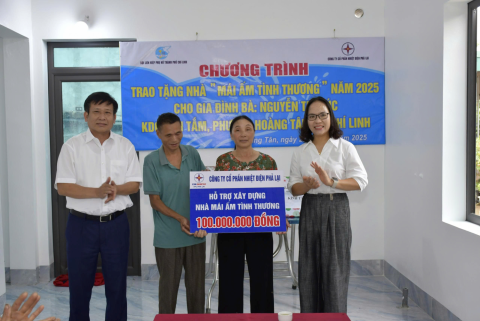 Ông Lê Văn Chính - Ủy viên BTV Đảng ủy, Chủ tịch CĐ Công ty và bà Cao Thị Hằng - Thành ủy viên, Chủ tịch Hội LHPN TP Chí Linh trao hỗ trợ kinh phí xây nhà “Mái ấm tình thương” cho gia đình bà Nguyễn Thị Cúc