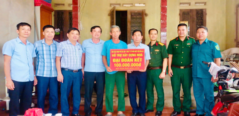 Đại diện Công ty CPNĐ Phả Lại, Ban chỉ huy quân sự TP Chí Linh và cấp ủy, chính quyền địa phương xã Lê Lợi cùng gia đình tham gia nhận tiền hỗ trợ
