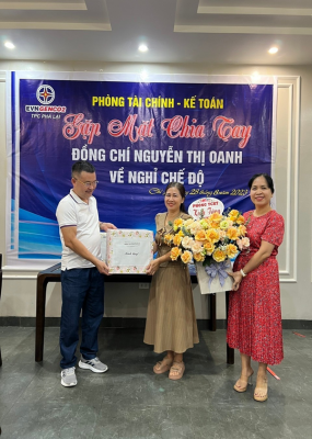 Hình ảnh tổ chức buổi gặp mặt chia tay đồng nghiệp về nghỉ chế độ