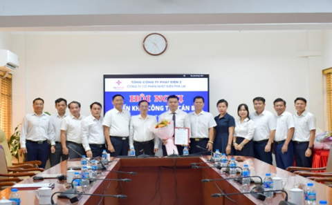 Lãnh đạo CTCP Nhiệt điện Phả Lại và CTCP Nhiệt điện Hải Phòng chụp ảnh cùng ông Nguyễn Minh Thành