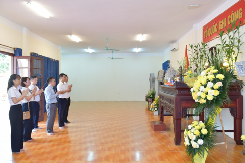 Ông Mai Quốc Long – Bí thư Đảng ủy, Chủ tịch HĐQT (đứng thứ hai từ phải sang) và Đoàn công tác PPC dâng hương, tưởng niệm các anh hùng liệt sĩ tại Nhà tưởng niệm các Anh hùng liệt sĩ của Trung tâm Điều dưỡng thương binh Thuận Thành