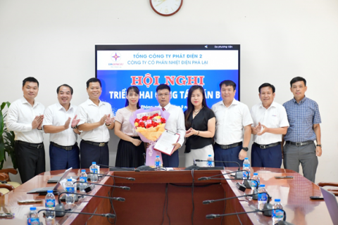 Lãnh đạo CTCP Nhiệt điện Phả Lại chụp ảnh lưu niệm với ông Phạm Hồng Vân - Kế toán trưởng Công ty