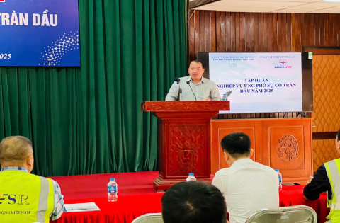 Ông Đặng Kiên Quyết, Phó Tổng Giám đốc Công ty phát biểu khai mạc và chỉ đạo chương trình đào tạo, huấn luyện nghiệp vụ ứng phó sự cố tràn dầu năm 2025