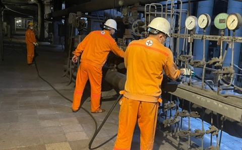 Công nhân PX Vận hành vệ sinh thiết bị đo lường - điều khiển của máy phát điện