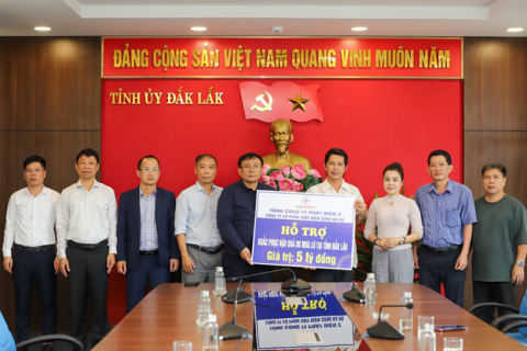 Đoàn công tác trao bảng tượng trưng kinh phí hỗ trợ cho Đại diện tỉnh Đắk Lắk