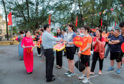 Ông Nguyễn Hoàng Hải - Tổng Giám đốc Công ty, Trưởng Ban chỉ đạo Ngày hội tặng cờ lưu niệm cho các ca vận hành, các câu lạc bộ tham gia