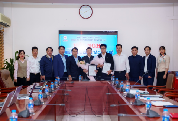 Tập thể lãnh đạo Công ty và đại diện các đoàn thể chụp hình lưu niệm với các cán bộ quản lý được Công ty tiếp nhận, bổ nhiệm