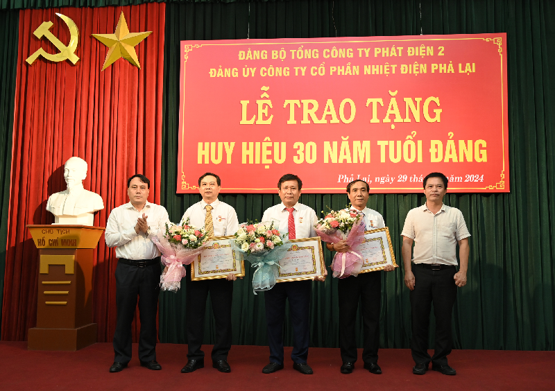 Đ/c Lê Quốc Vũ - Ủy viên BTV Đảng ủy, Phó Tổng Giám đốc Tổng công ty Phát điện 2 và đ/c Nguyễn Xuân Diện, Bí thư Đảng ủy Công ty trao Huy hiệu 30 năm tuổi Đảng cho các đồng chí: Lê Văn Chính, Nguyễn Quốc Độ, Đặng Văn Phong