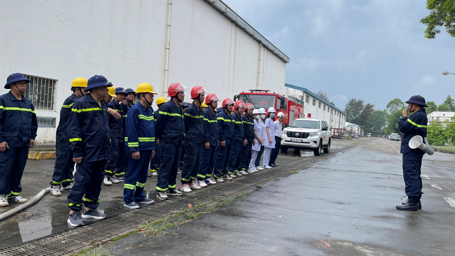 CBCNV phòng Hành chính Lao động tham gia thực tập PCCC