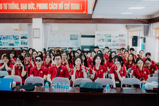 Sinh viên Trường Đại học Ngoại Thương đến tham quan PPC