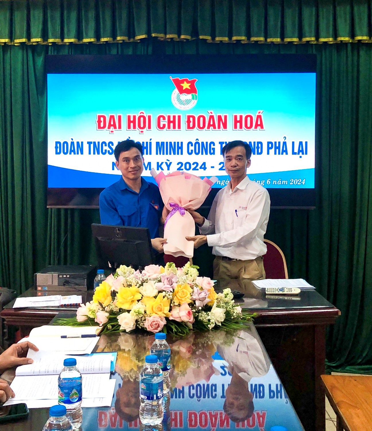 Đồng chí Phạm Thanh Tùng – Phó Bí thư chi bộ Hóa tặng hoa chúc mừng Đại