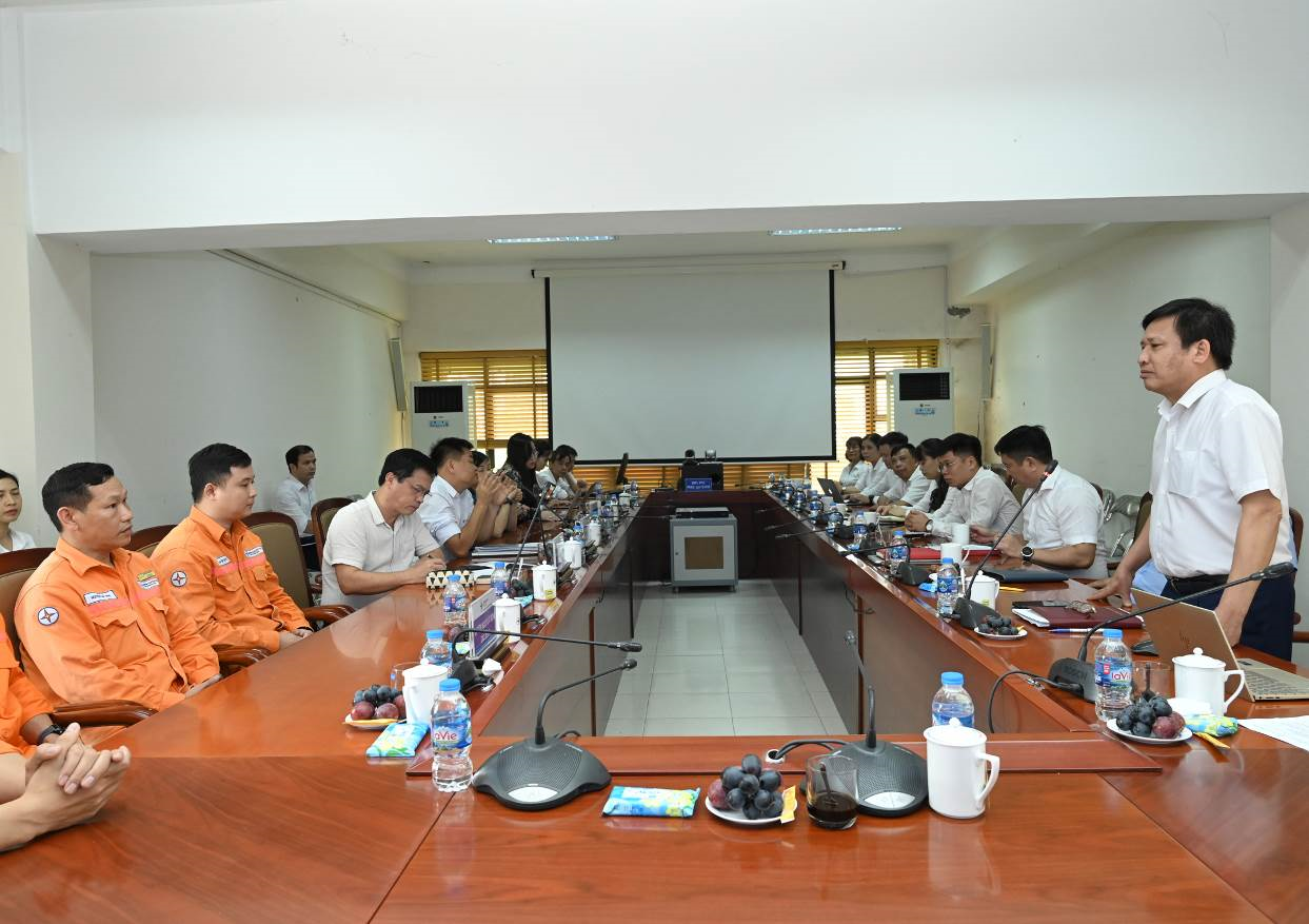Ông Lê Văn Chính - Chủ tịch Công đoàn Công ty báo cáo tại chương trình làm việc
