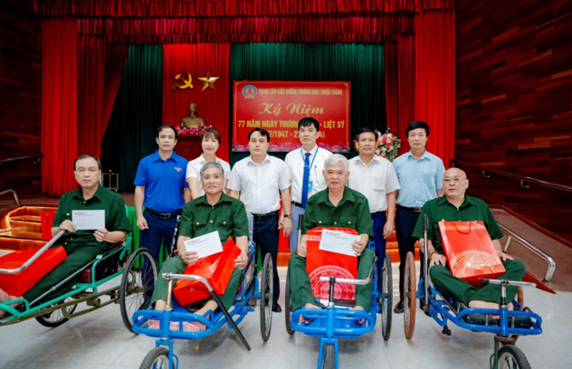 Ông Nguyễn Xuân Diện – Bí thư Đảng ủy Công ty cùng đoàn công tác PPC trao quà cho đại diện lãnh đạo và thương binh tại Trung tâm điều dưỡng thương binh Thuận Thành, Bắc Ninh