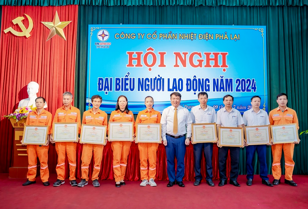 Ông Nguyễn Hoàng Hải - TGĐ Công ty (thứ 5 từ phải sang) trao giấy khen cho các cá nhân đạt thành tích xuất sắc trong lao động sản xuất