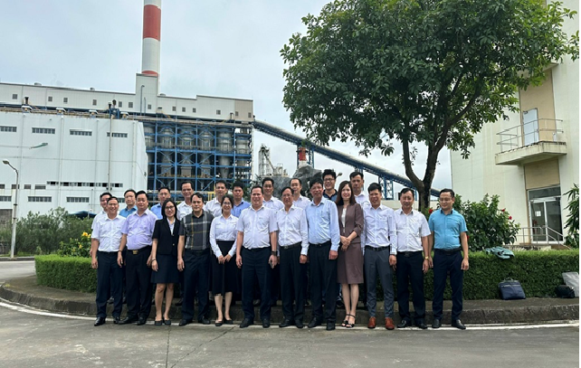 Đoàn công tác tại Nhà máy Nhiệt điện Mông Dương