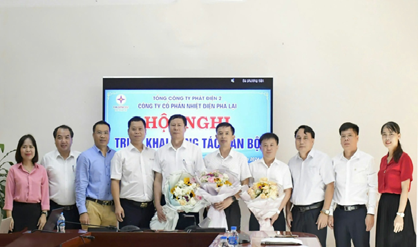Ông Nguyễn Văn Tự (người thứ 5 từ trái sang), ông Nguyễn Đức Thiện (người thứ 5 từ phải sang) và ông Nguyễn Văn Kiên (người thứ 4 từ phải sang) chụp ảnh cùng Ban lãnh đạo Công ty, đại diện các tổ chức đoàn thể Công ty