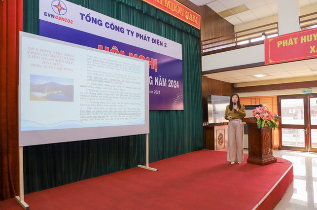 Bà Nguyễn Thị Phương Hoa hướng dẫn các nội dung tại Hội nghị
