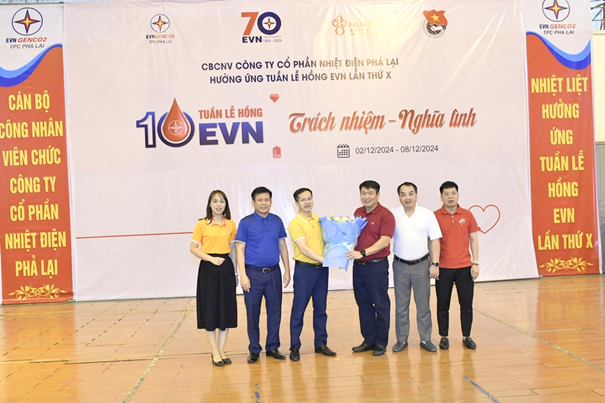 Đại diện lãnh đạo Công ty trao tặng hoa cho đại diện lãnh đạo Bệnh viện đa khoa tỉnh Hải Dương nhân dịp Tuần lễ hồng EVN lần thứ X