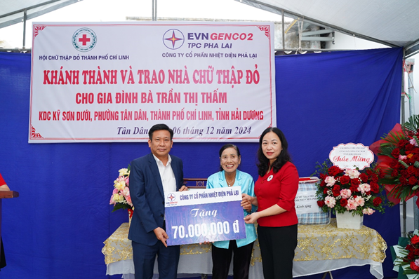 Ông Lê Văn Chính - Phó Bí thư thường trực Đảng ủy, Chủ tịch Công đoàn PPC và bà Phạm Thị Thu Hường - Chủ tịch Hội Chữ thập đỏ thành phố Chí Linh trao hỗ trợ kinh phí cho bà Trần Thị Thấm