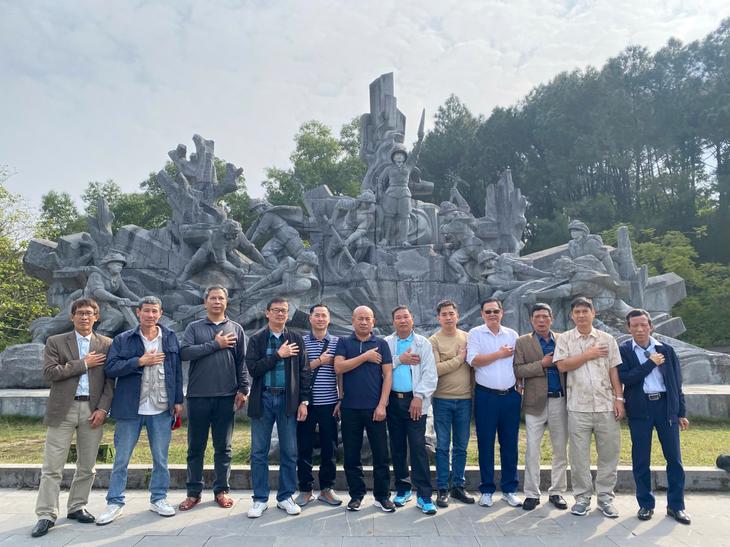 Đoàn Hội CCB Công ty CP Nhiệt điện Phả Lại chụp ảnh trước biểu tượng 10 cô gái TNXP Ngã ba Đồng Lộc