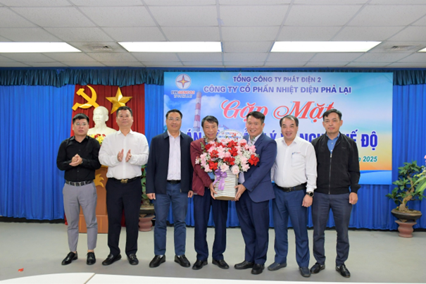 Ban Lãnh đạo Công ty tặng hoa chúc mừng