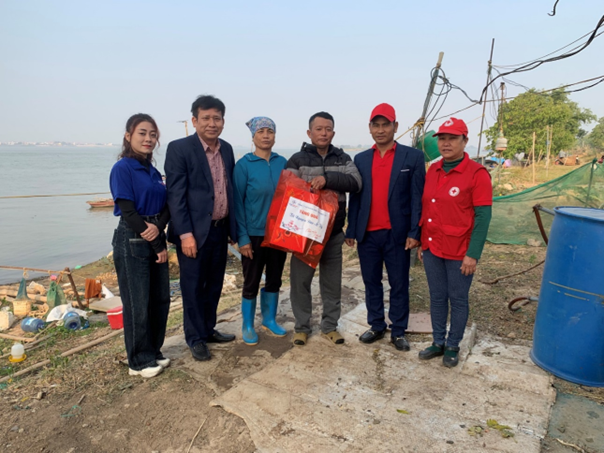 Công ty cổ phần Nhiệt điện Phả Lại chăm lo cho người nghèo nhân dịp Tết Nguyên đán Ất Tỵ năm 2025