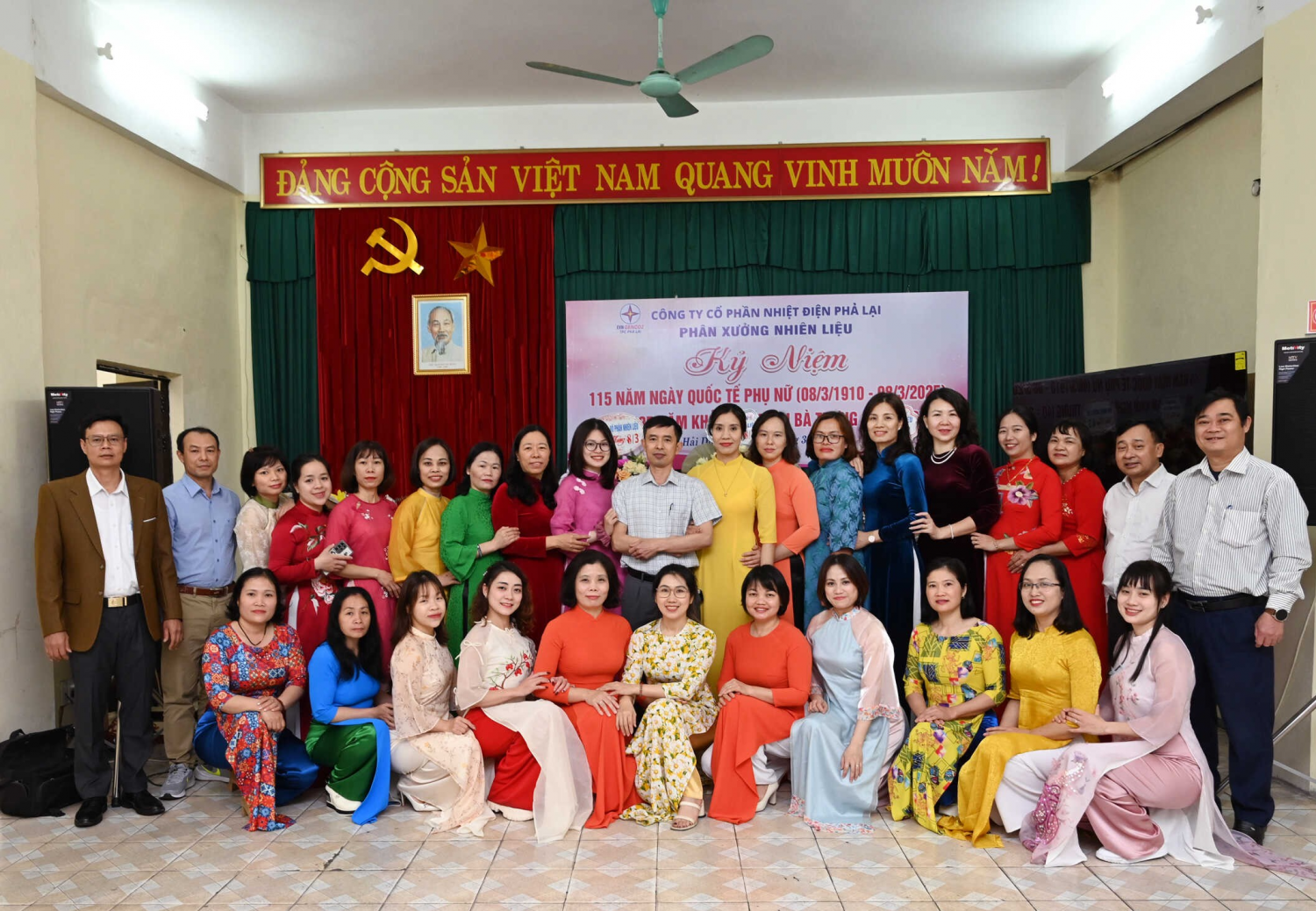 Tập thể Nữ công Nhiên Liệu chụp ảnh lưu niệm cùng Lãnh đạo PX và Ban chấp hành công đoàn bộ phận trong lễ mít tinh chào mừng ngày 8/3