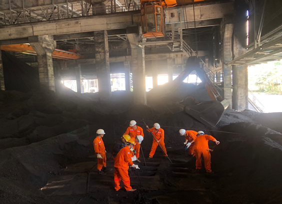 Chi đoàn Nhiên liệu huy động chọc than bám trong các máy cấp than tại kho than 2 Dây chuyền 1