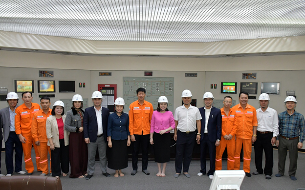 Bà Nguyễn Thị Thanh Thuý – Bí thư Đảng uỷ phường Chí Linh (đứng thứ 7 từ trái sang) và đoàn công tác của Đảng ủy – HĐND- UBND phường Chí Linh thăm Trung tâm vận hành Dây chuyền 2