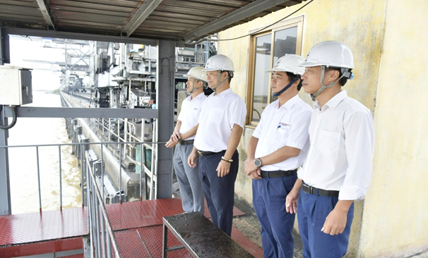 Ông Mai Quốc Long - Chủ tịch HĐQT Công ty kiểm tracông tác phòng chống bão số 11 Matmo tại khu vực cảng than