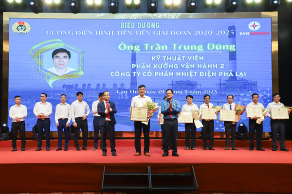 Anh Trần Trung Dũng được biểu dương tại Hội nghị tổng kết phong trào thi đua yêu nước giai đoạn 2020-2025 của EVNGENCO2