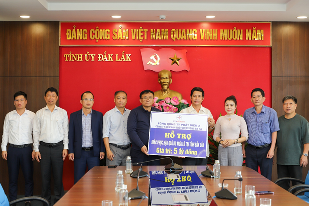 Đoàn công tác trao bảng tượng trưng kinh phí hỗ trợ cho Đại diện tỉnh Đắk Lắk